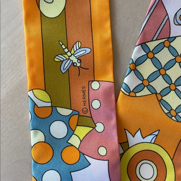 NWT Auth. Hermès Silk Twilly “Les Murmures de la Foret” - Picture 3 of 9